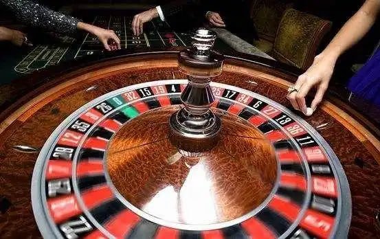 Pengguna memeriksa status transaksi secara online dengan perangkat mobile di capit899